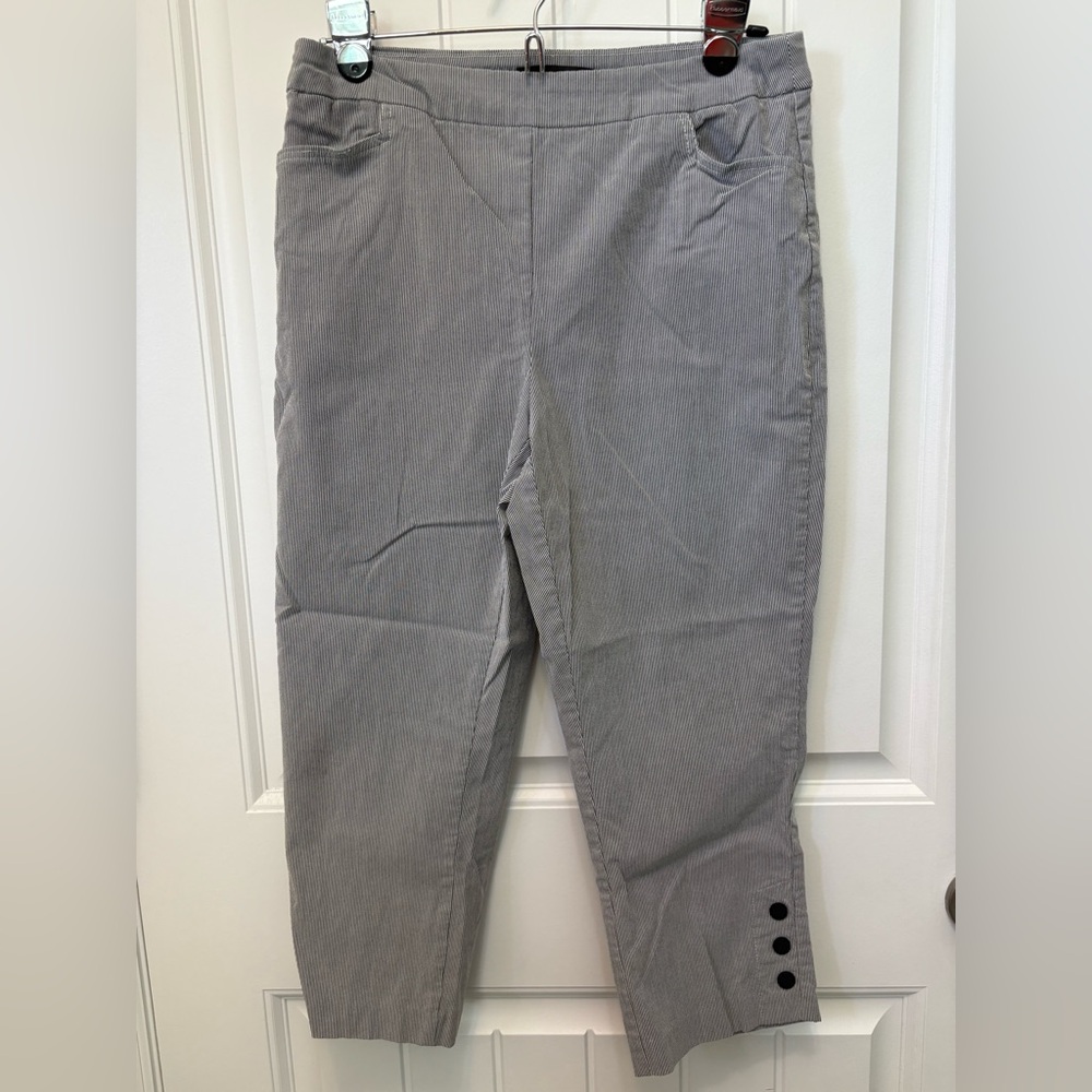 Bella Rose grey/white pinstripe Capri with 3 button detail. Size Large.